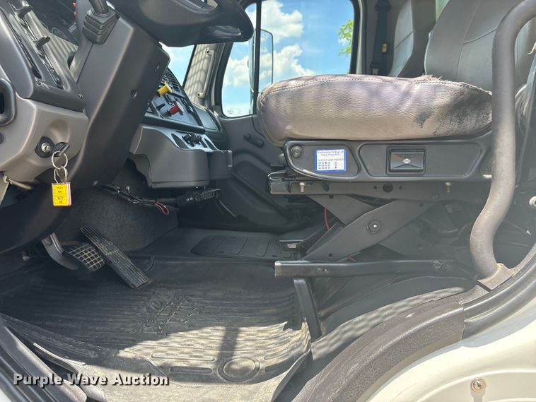 image for item EF1213 2015 Freightliner Business Class M2 bucket truck