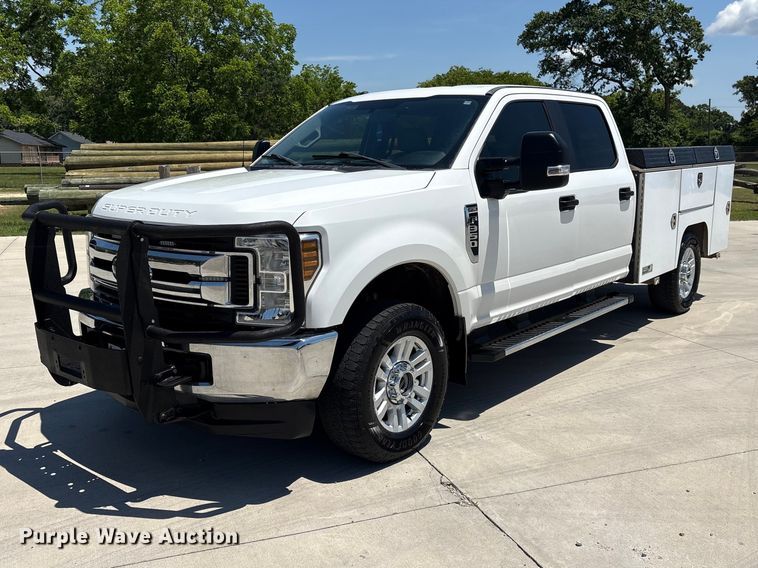 2018 Ford F350 Super Duty Crew Cab utility bed pickup truck