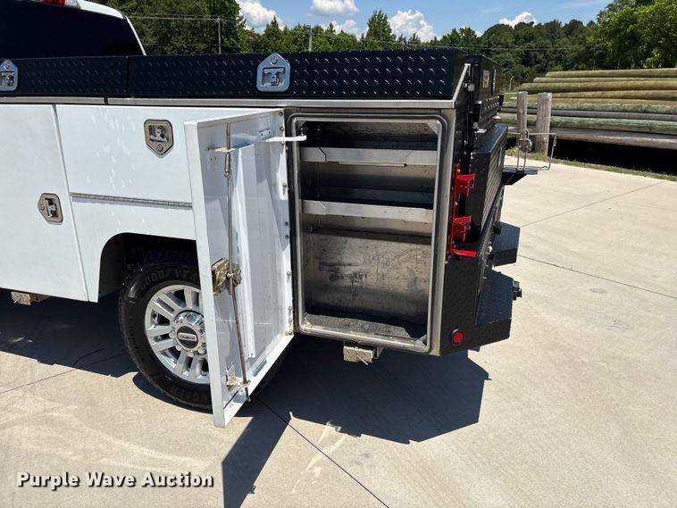 image for item EF1215 2018 Ford F350 Super Duty Crew Cab utility bed pickup truck