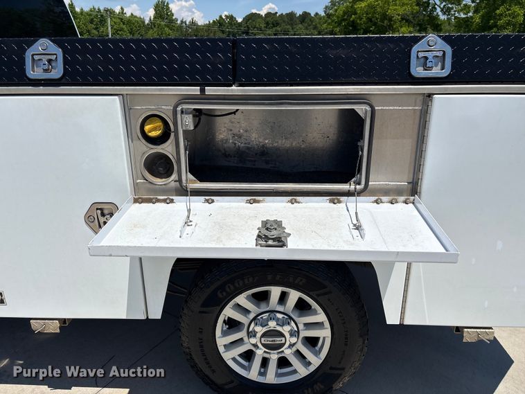 image for item EF1215 2018 Ford F350 Super Duty Crew Cab utility bed pickup truck