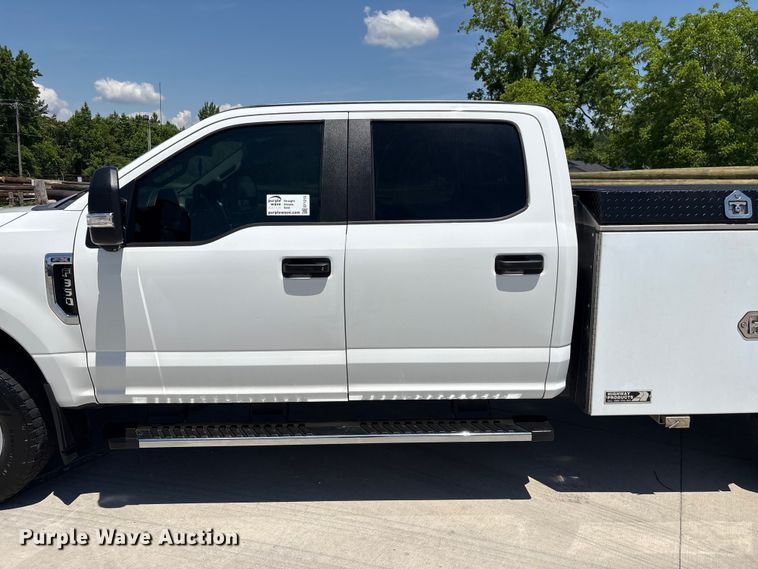 image for item EF1215 2018 Ford F350 Super Duty Crew Cab utility bed pickup truck