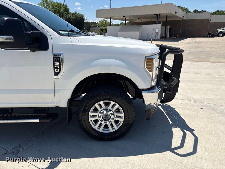 image for item EF1215 2018 Ford F350 Super Duty Crew Cab utility bed pickup truck