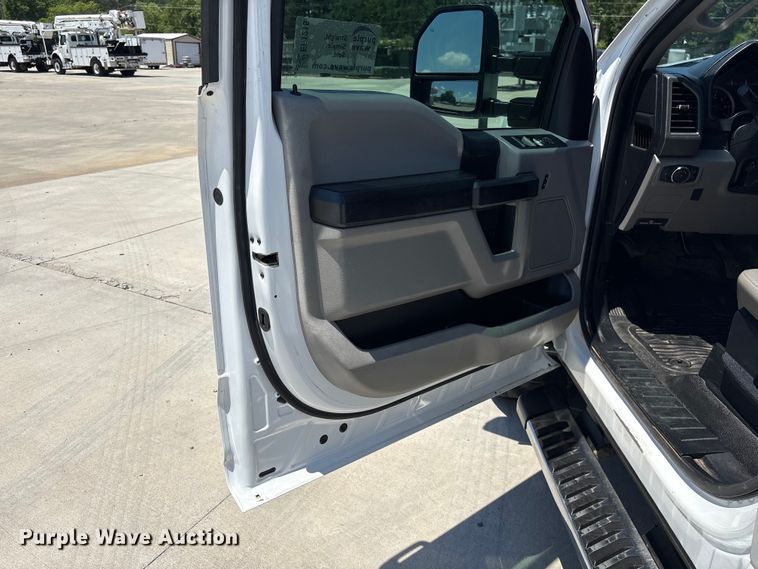 image for item EF1215 2018 Ford F350 Super Duty Crew Cab utility bed pickup truck
