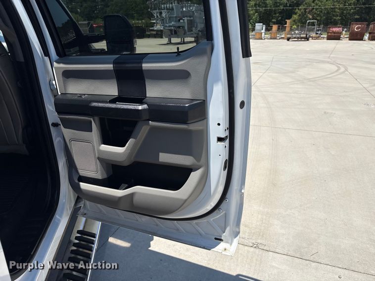 image for item EF1215 2018 Ford F350 Super Duty Crew Cab utility bed pickup truck