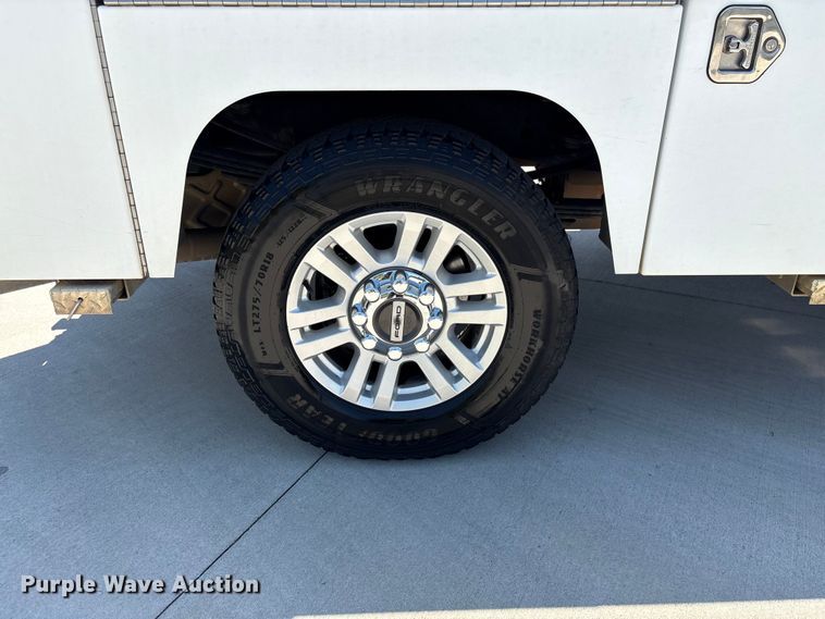 image for item EF1215 2018 Ford F350 Super Duty Crew Cab utility bed pickup truck