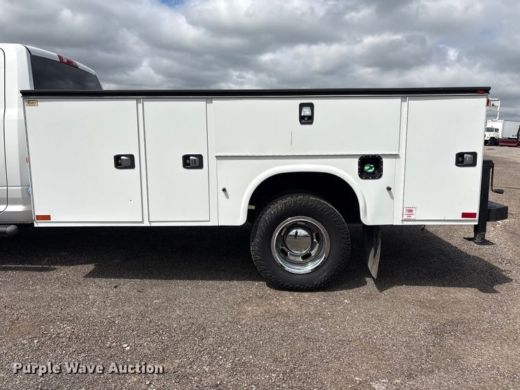 image for item EG9012 2018 RAM 3500 utility bed pickup truck