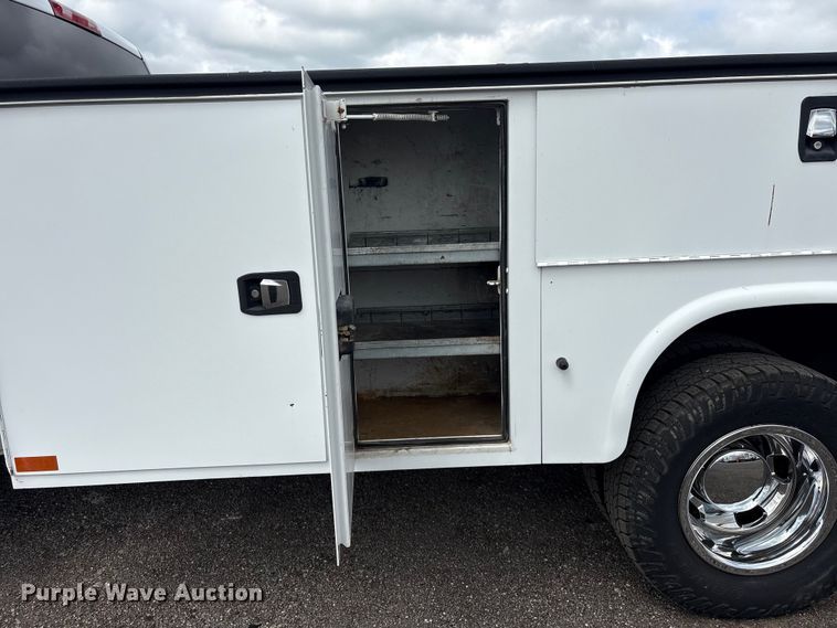 image for item EG9012 2018 RAM 3500 utility bed pickup truck