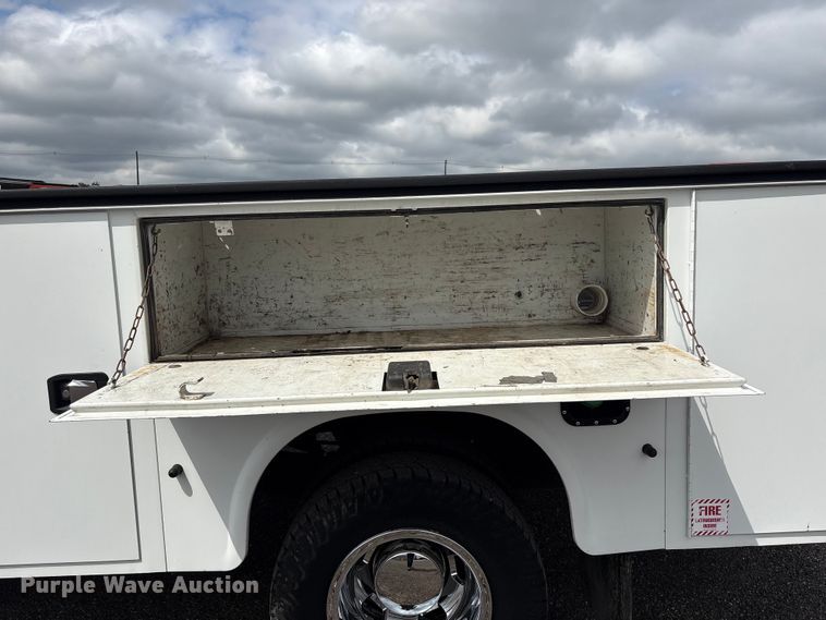 image for item EG9012 2018 RAM 3500 utility bed pickup truck