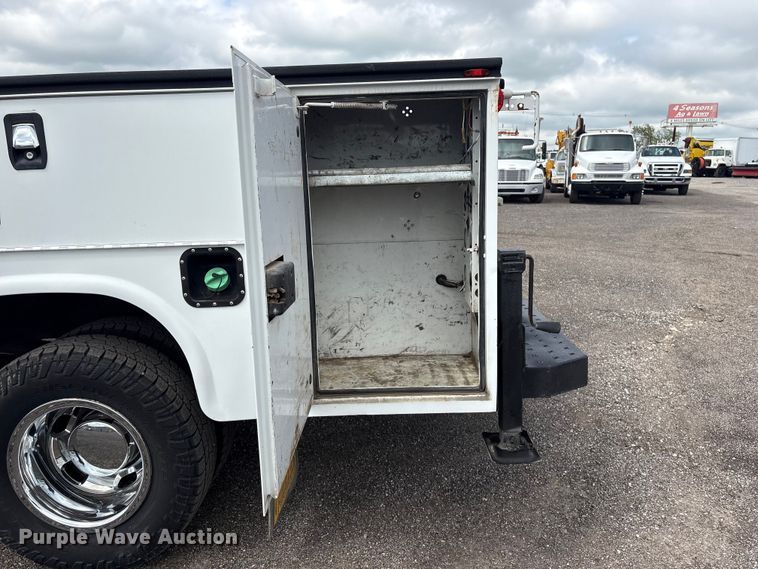 image for item EG9012 2018 RAM 3500 utility bed pickup truck