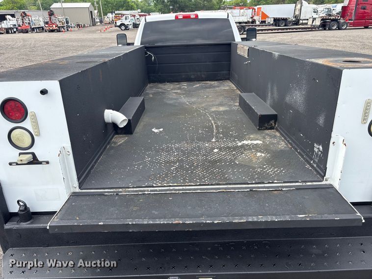 image for item EG9012 2018 RAM 3500 utility bed pickup truck