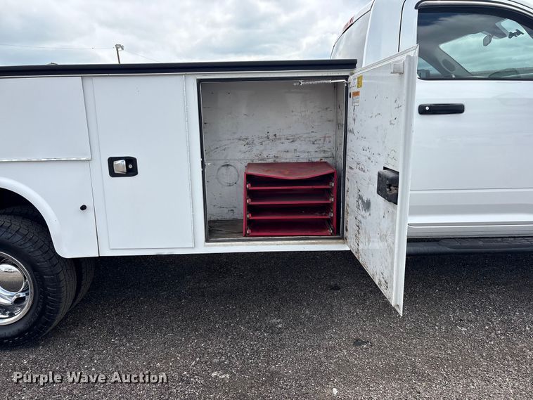 image for item EG9012 2018 RAM 3500 utility bed pickup truck