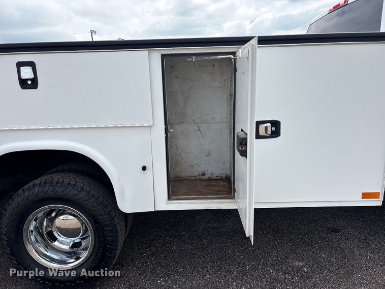 image for item EG9012 2018 RAM 3500 utility bed pickup truck