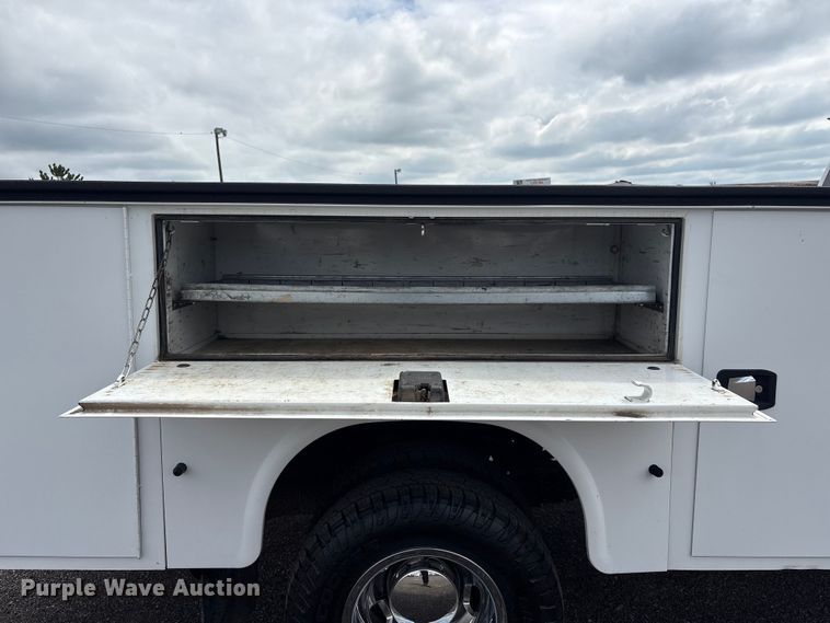 image for item EG9012 2018 RAM 3500 utility bed pickup truck