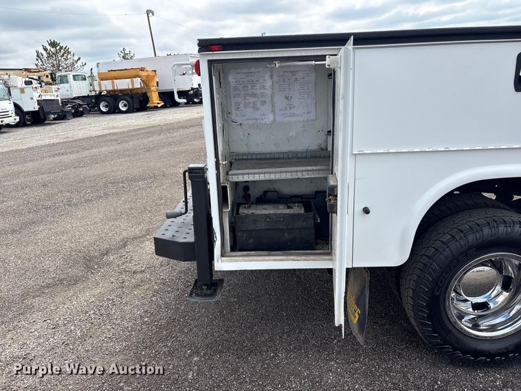 image for item EG9012 2018 RAM 3500 utility bed pickup truck