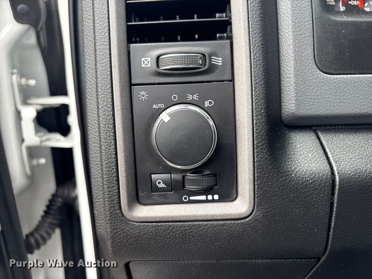 image for item EG9012 2018 RAM 3500 utility bed pickup truck