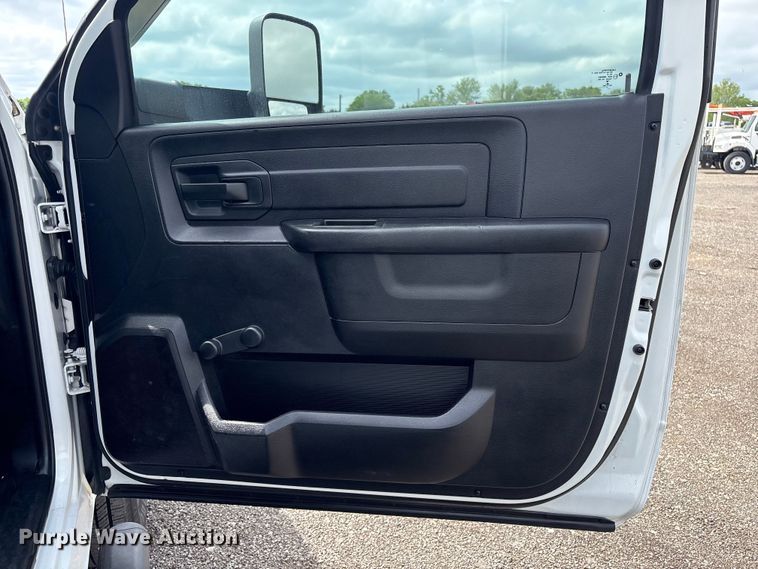 image for item EG9012 2018 RAM 3500 utility bed pickup truck