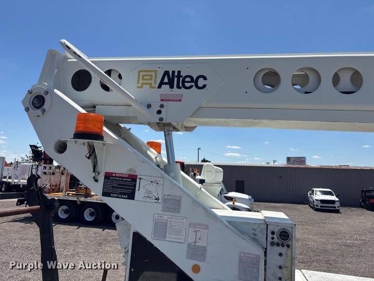 image for item EG9072 2007 International 4300 cable placer bucket truck  