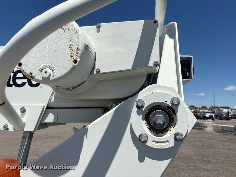 image for item EG9072 2007 International 4300 cable placer bucket truck  