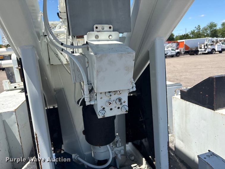 image for item EG9072 2007 International 4300 cable placer bucket truck  