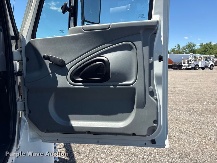 image for item EG9072 2007 International 4300 cable placer bucket truck  