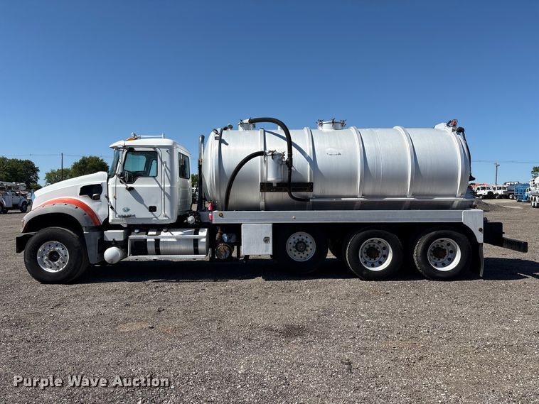 image for item EG9075 2013 Mack Granite GU713 vacuum truck
