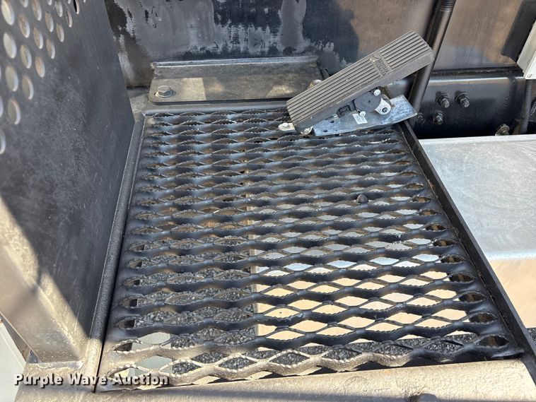 image for item EG9077 2014 Freightliner 114SD crane truck