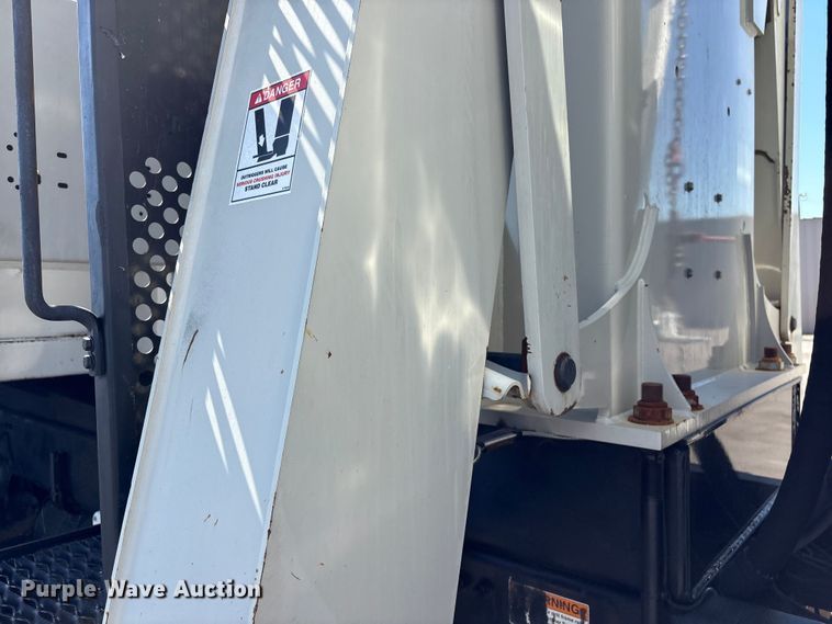 image for item EG9077 2014 Freightliner 114SD crane truck