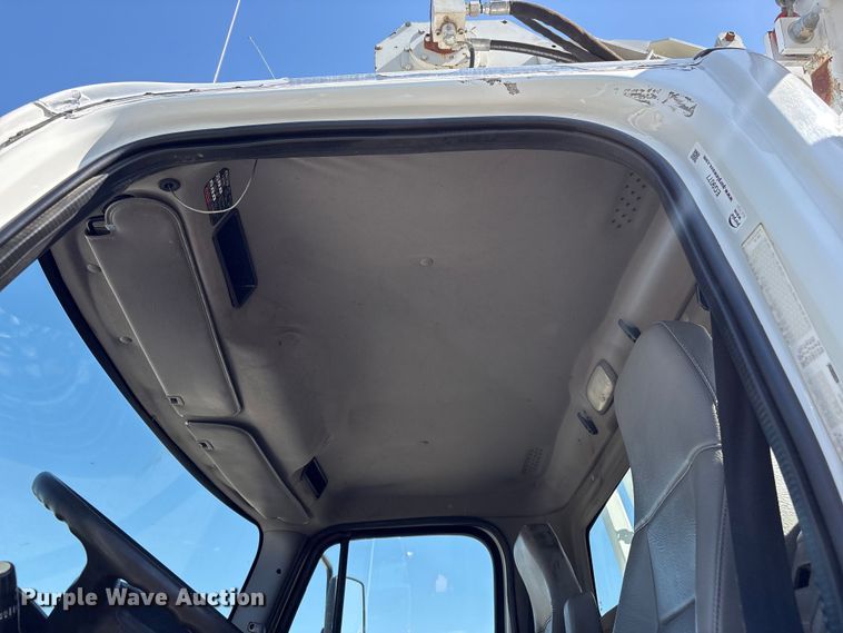 image for item EG9077 2014 Freightliner 114SD crane truck