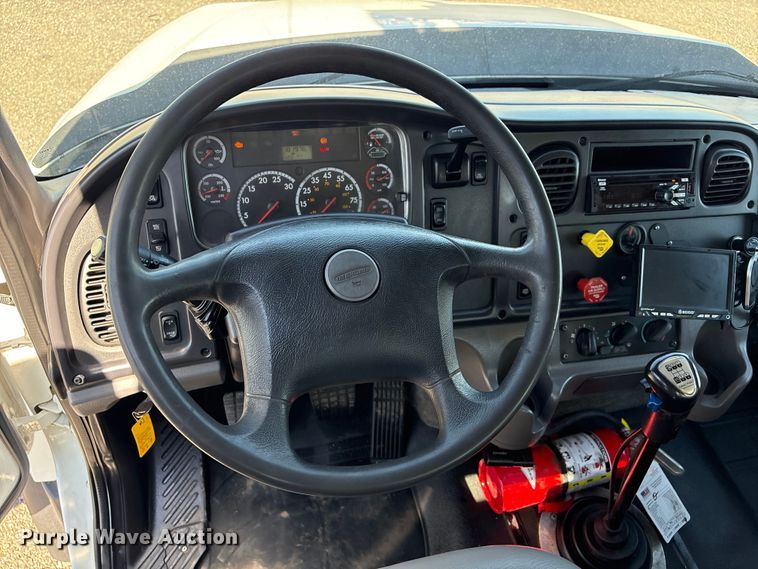 image for item EG9077 2014 Freightliner 114SD crane truck