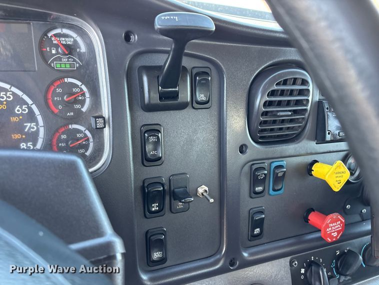 image for item EG9077 2014 Freightliner 114SD crane truck