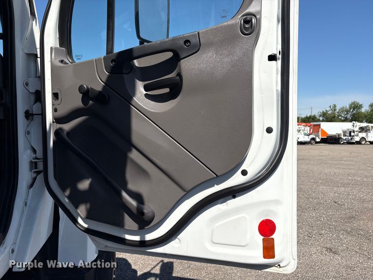 image for item EG9077 2014 Freightliner 114SD crane truck