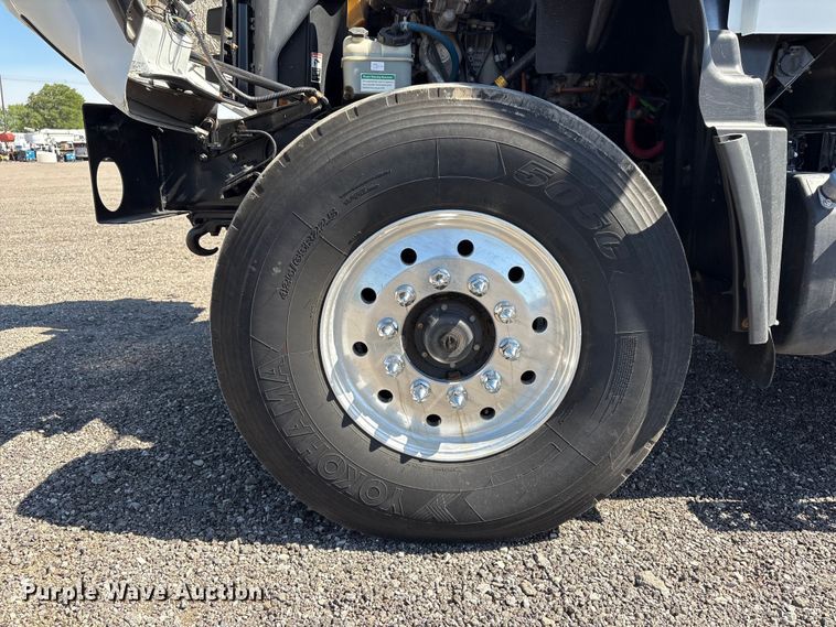 image for item EG9077 2014 Freightliner 114SD crane truck