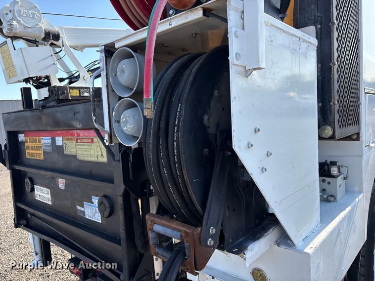 image for item EG9085 2017 Freightliner 108SD crane truck