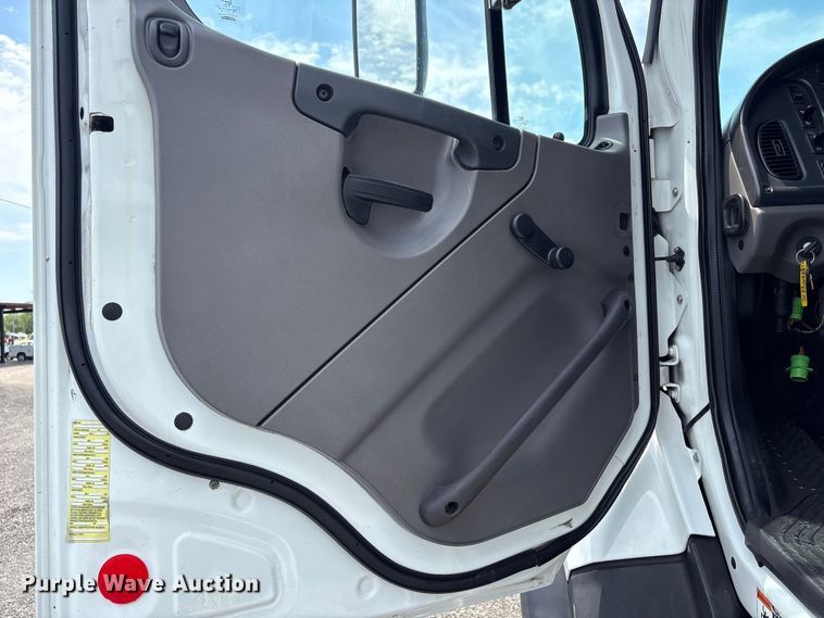 image for item EG9090 2014 Freightliner 108SD crane truck