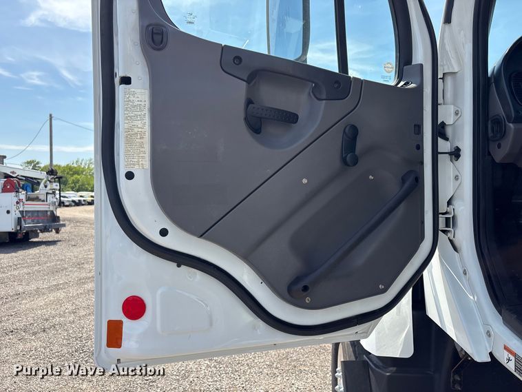 image for item EG9092 2012 Freightliner 114SD crane truck