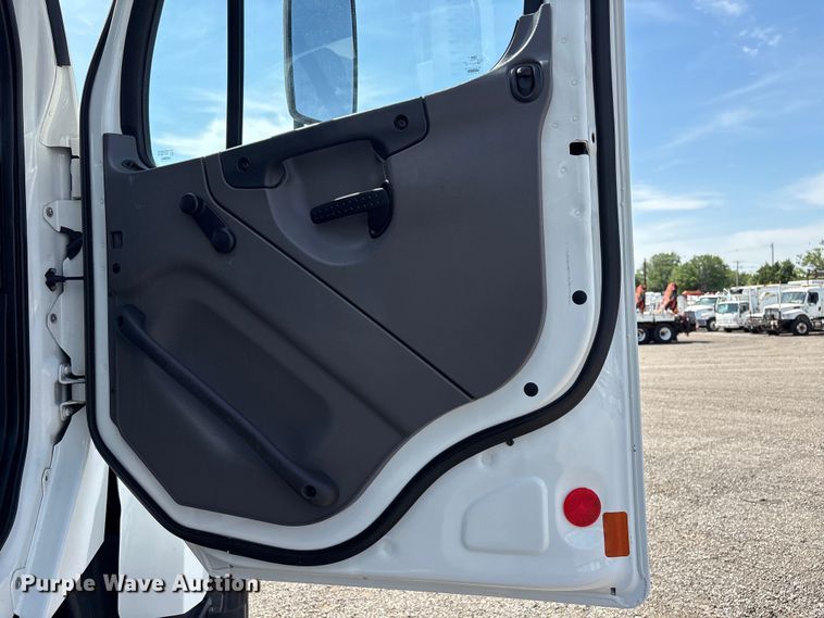 image for item EG9092 2012 Freightliner 114SD crane truck