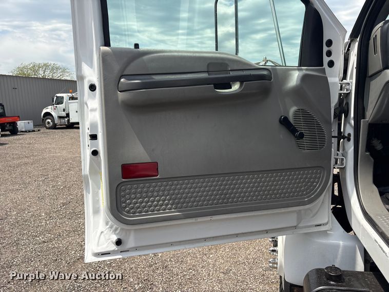 image for item EG9097 2002 Ford F750 Super Duty Crew Cab utility / service truck