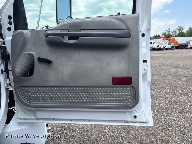 image for item EG9097 2002 Ford F750 Super Duty Crew Cab utility / service truck