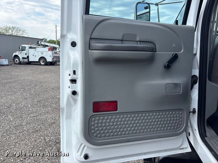 image for item EG9097 2002 Ford F750 Super Duty Crew Cab utility / service truck
