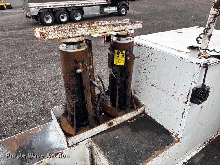 image for item EG9100 2014 Freightliner 108SD crane truck