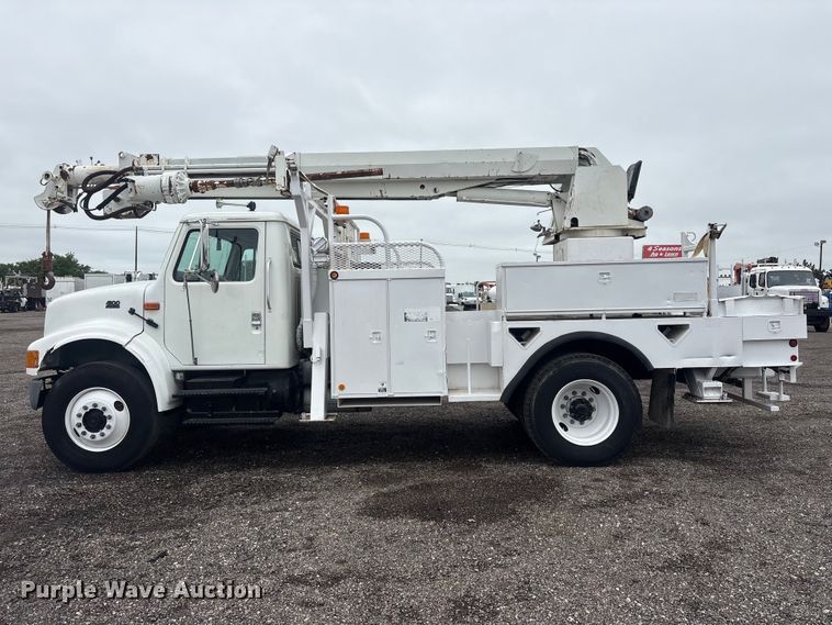 image for item EG9106 1999 International 4900 crane truck