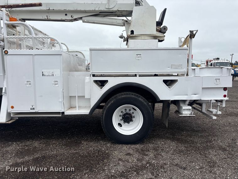 image for item EG9106 1999 International 4900 crane truck