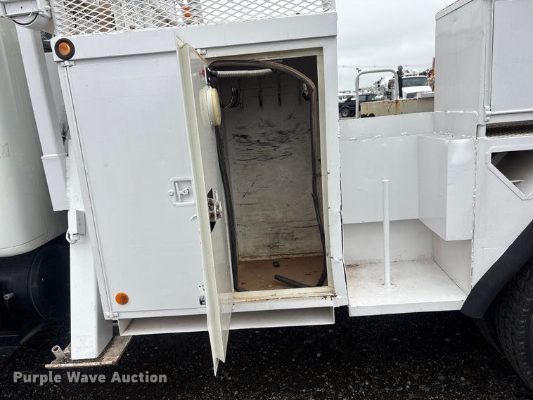 image for item EG9106 1999 International 4900 crane truck