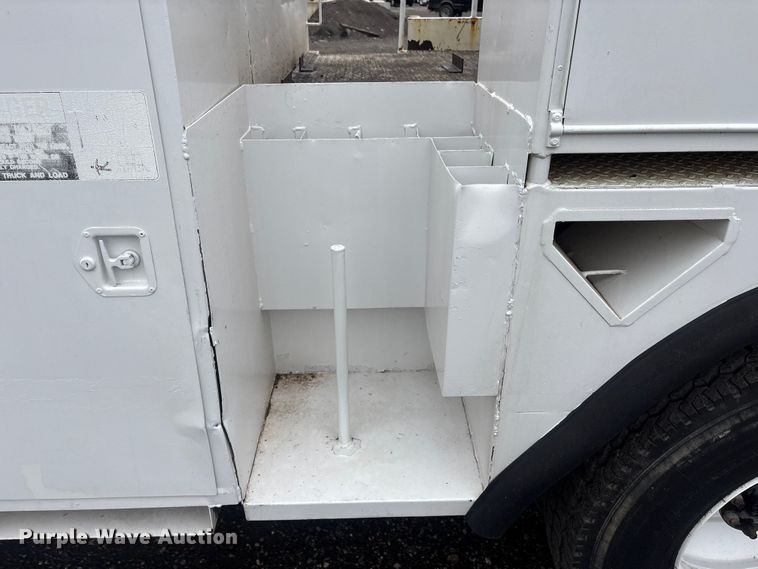 image for item EG9106 1999 International 4900 crane truck