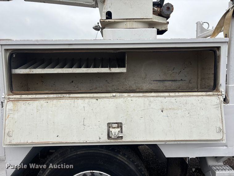 image for item EG9106 1999 International 4900 crane truck