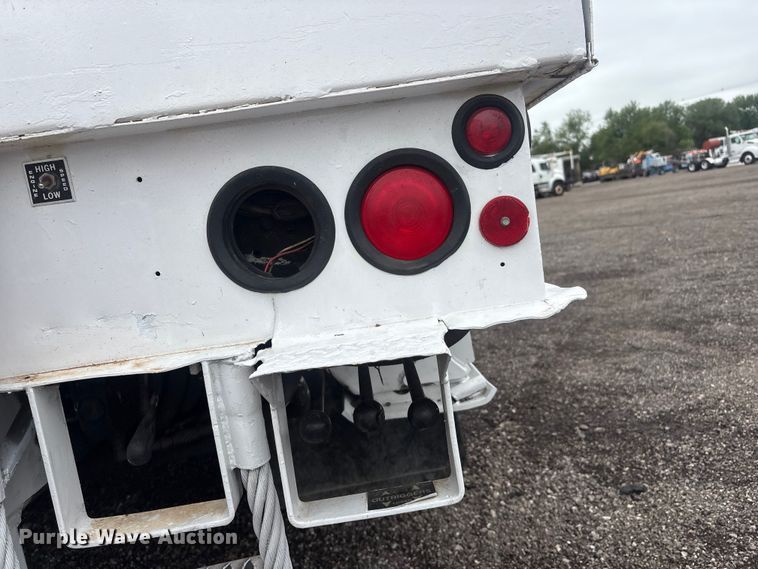 image for item EG9106 1999 International 4900 crane truck
