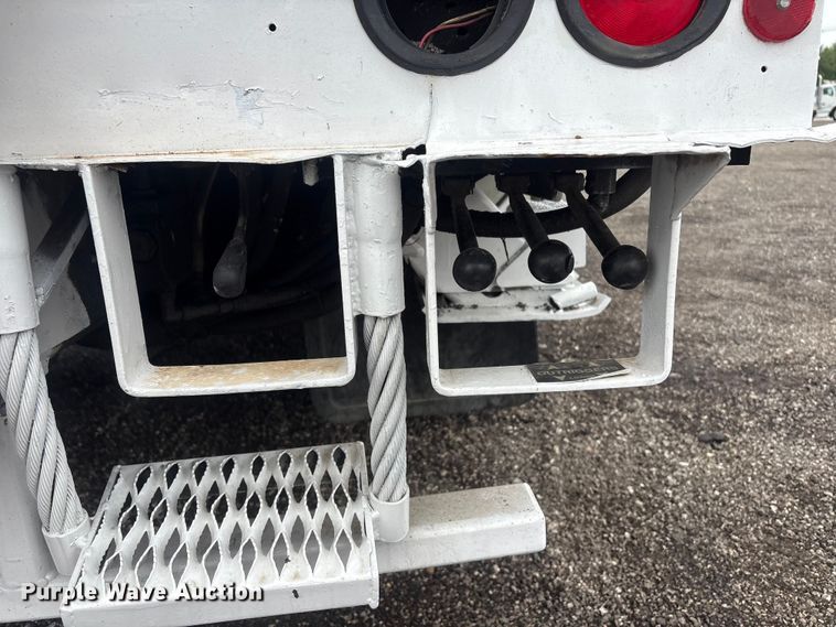 image for item EG9106 1999 International 4900 crane truck