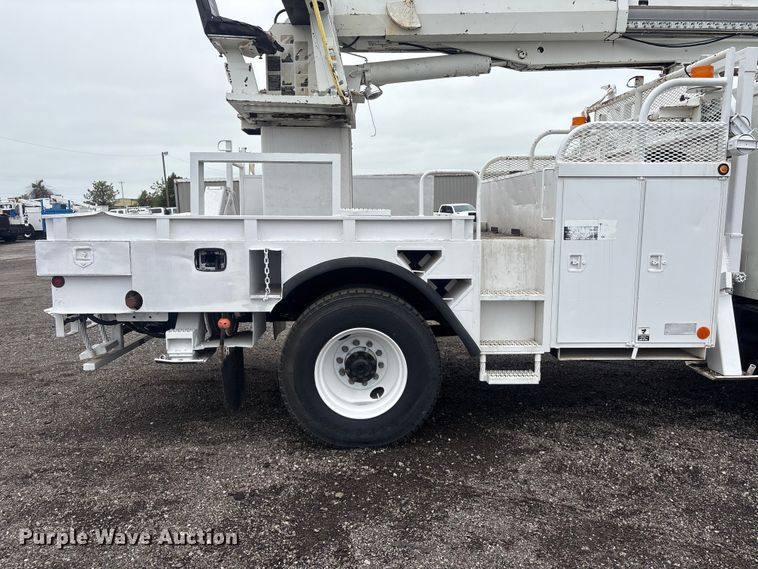 image for item EG9106 1999 International 4900 crane truck