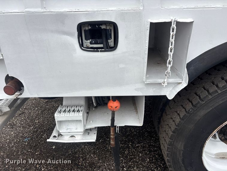 image for item EG9106 1999 International 4900 crane truck
