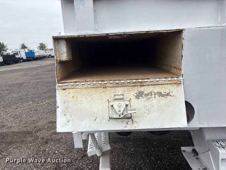 image for item EG9106 1999 International 4900 crane truck